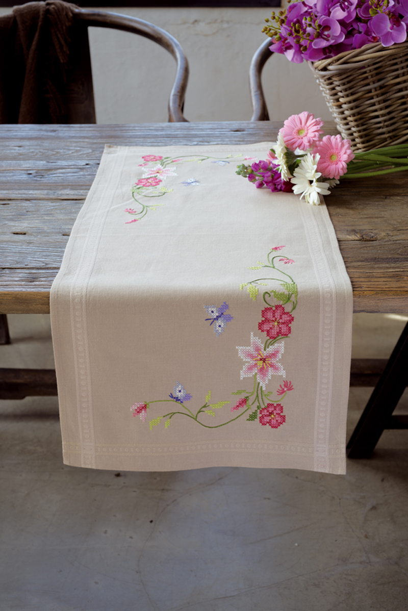 Chemin de table Fleurs Roses avec Papillon