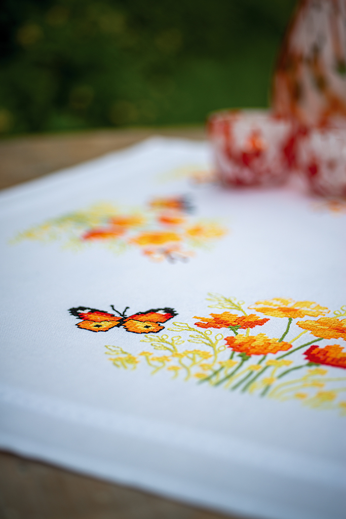 Tafelkleedje Oranje Bloemen en Vlinders