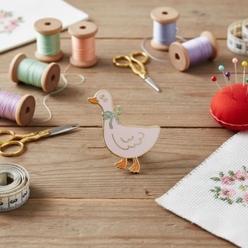 Needle Minder Playful Duckling